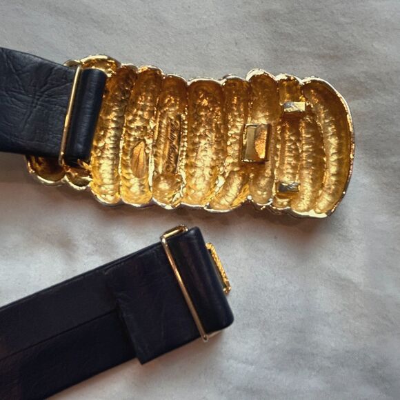Vintage Dotty Smith Gold Tone Large Buckle Feathered Etched Blue Leather Belt main image 3